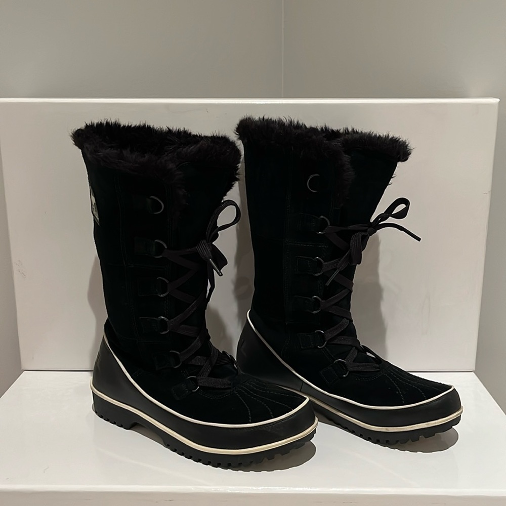 Sorel Winter boot in black. Faux fur lining. Size 9.5.